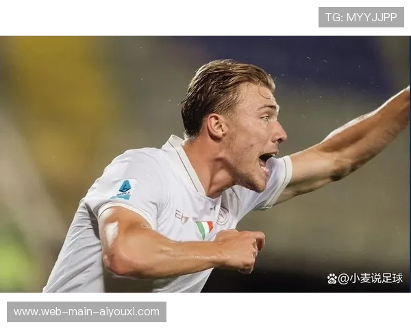 霍伊伦补射破门后拥抱队友,展现那不勒斯团结